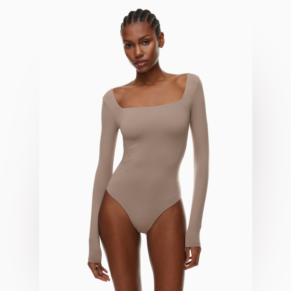 2/$25 Aritzia Babaton Contour Squareneck Longsleeve
Bodysuit in Taupe